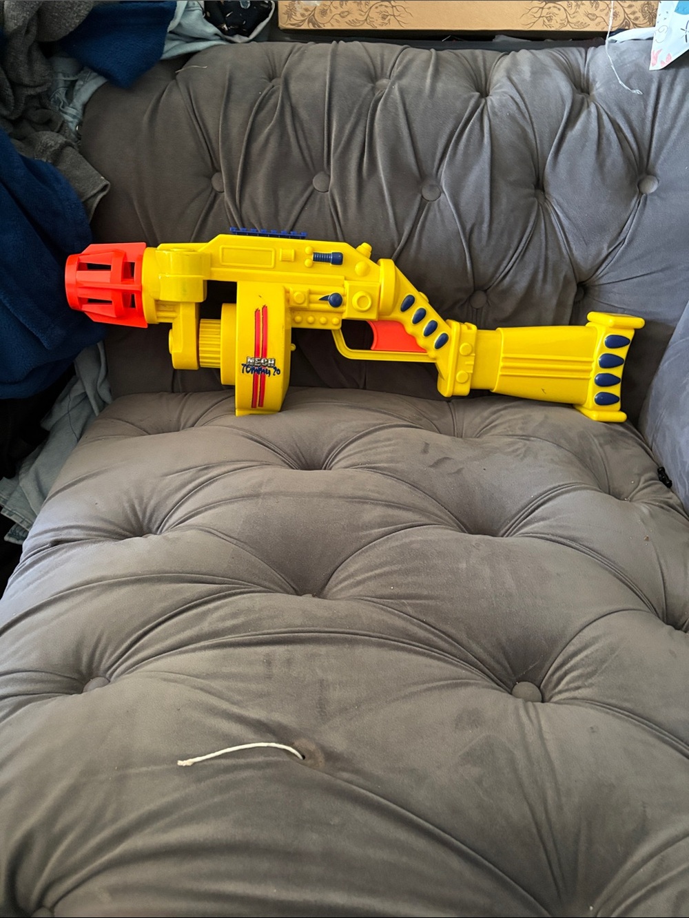 Tommy 20 Dart Blaster - Yellow and Orange does not come with nerf bullets